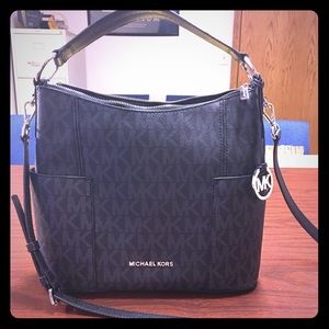 Like new! Michael Kors Jet Set Signature logo.